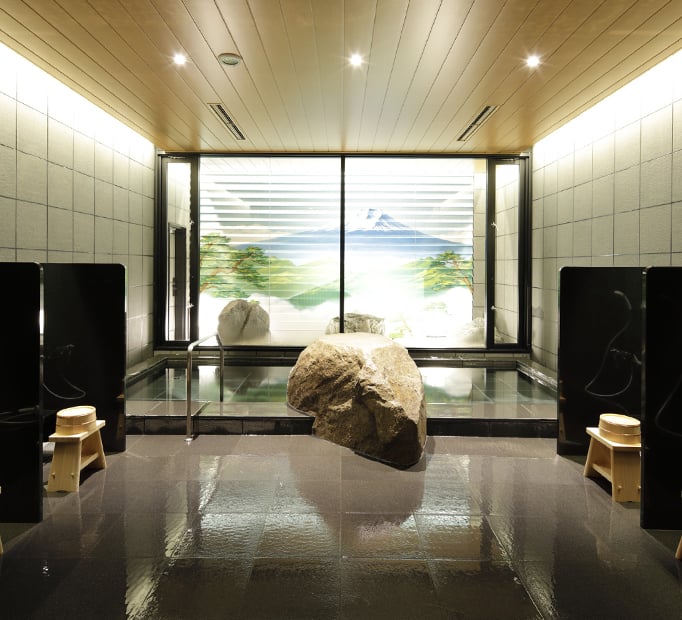 Large bath with tile mural to ease the fatigue of the journey